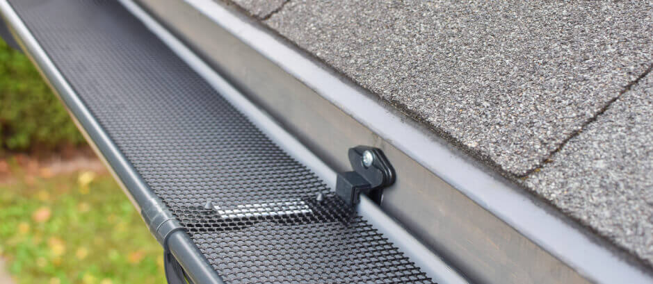 Rain Gutter With Screen Cover